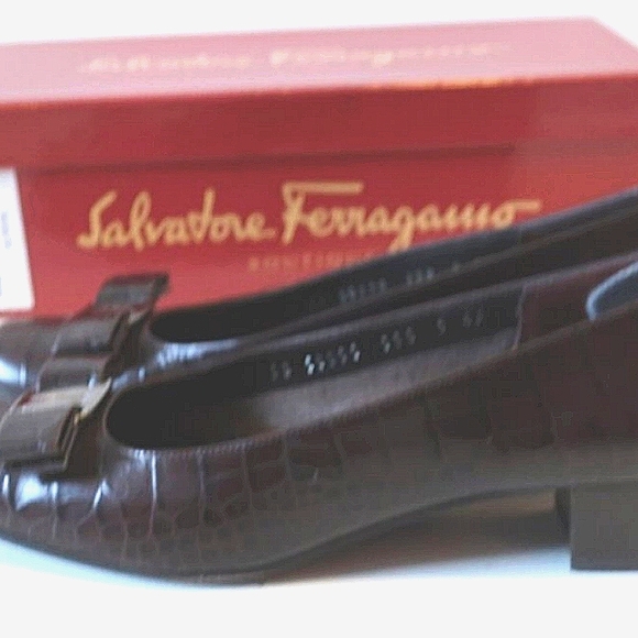 SALVATORE FERRAGAMO 9 BROWN LEATHER CROCODILE EMBOSSED SIGNATURE VARA BOW PUMPS - Picture 13 of 13
